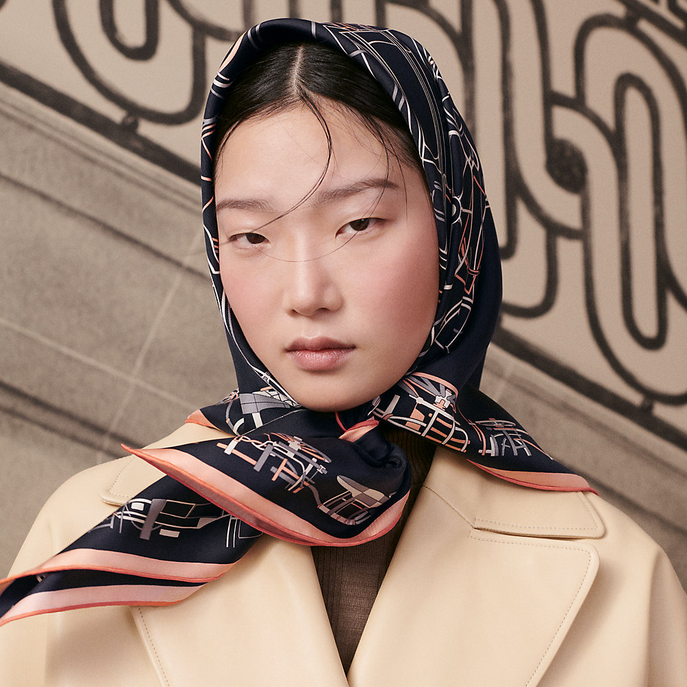 Complication Equestre scarf 90 - Black | Hermès Singapore